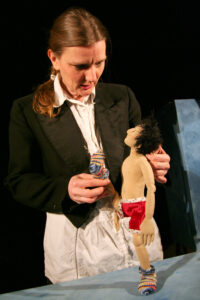 Christiana Klatt spielt mit einer Puppe.