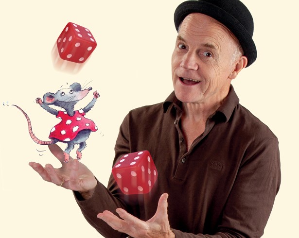 Ein lachender Mann mit einem Hut jongliert zwei gezeichnete Würfeln und eine Maus in einem roten Kleid mit weißen Punkten