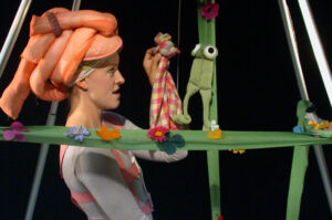 Annegret Geist spielt mit den Puppen: Das kleine Ich bin Ich unterhält sich gerade mit dem Frosch.