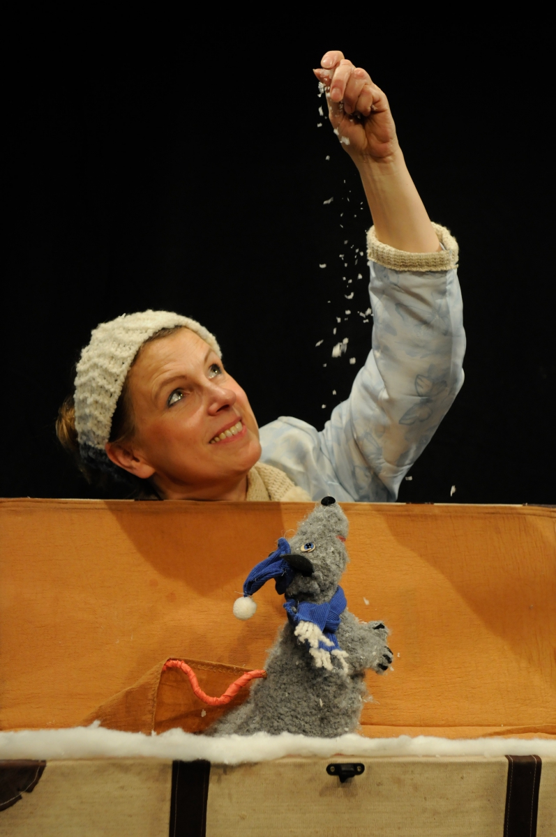 Susanne Olbrich lässt eine Schneeflocke auf die Stoffmaus Jakob hinabrieseln.