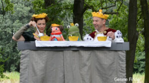 Der Froschkönig uns seine Prinzessin feiern ein Fest.